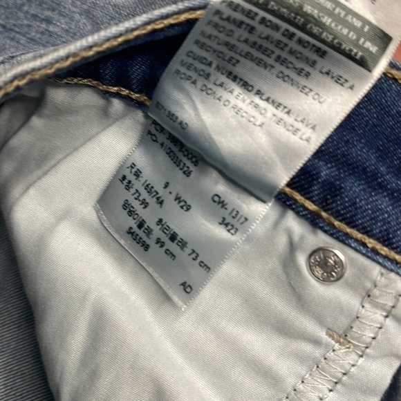 Levi’s Mom Jeans 👖 - Picture 3 of 4